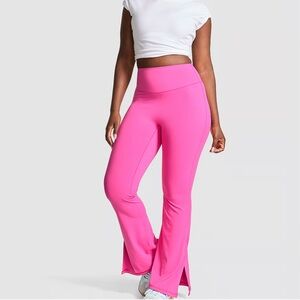 PINK Victoria’s Secret Pink Relay Flare Leggings